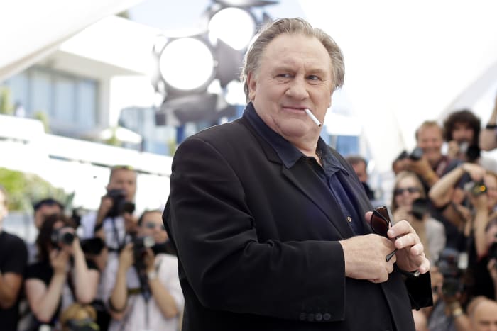 Au milieu d’accusations, une statue de l’acteur français Gérard Depardieu a été retirée d’un musée de cire à Paris