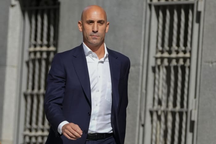 Rubiales, un paria del fútbol español, afronta juicio por un beso no deseado en el Mundial femenino