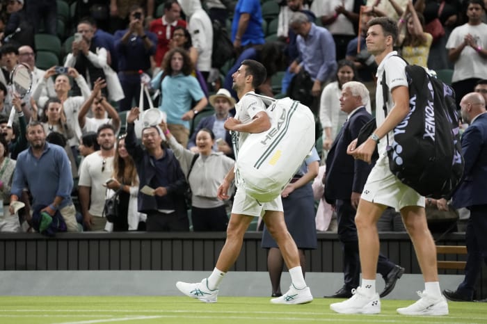 Mecz Novaka Djokovicia w Wimbledonie z Hubertem Hurkaczem został zawieszony i zostanie wznowiony w poniedziałek