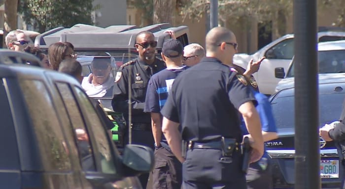 Jacksonville Sheriff T.K. Waters hits the streets to talk one-on-one with Westside residents - Vimarsana News