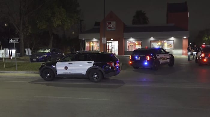 Man shot during robbery at Southwest Side restaurant, police say