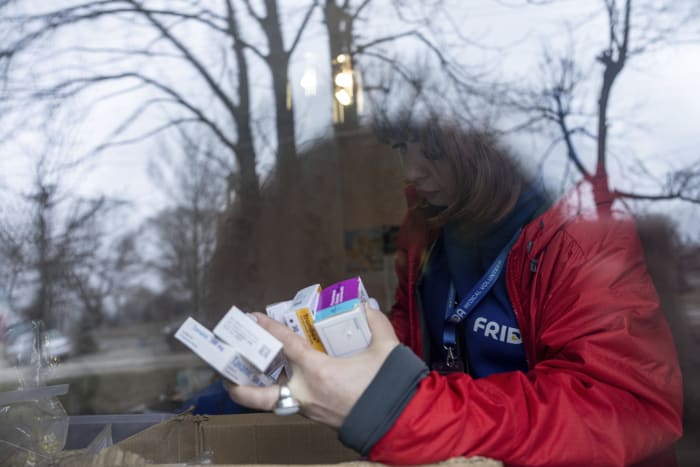 Ukraine: Volunteer specialist doctors run clinics near front