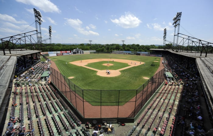 Mets retire Willie Mays' number in Old-Timers' Day surprise