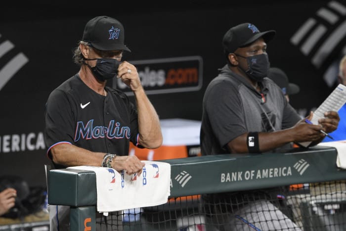 Do AL and NL MLB umpires wear a patch on their hats for their