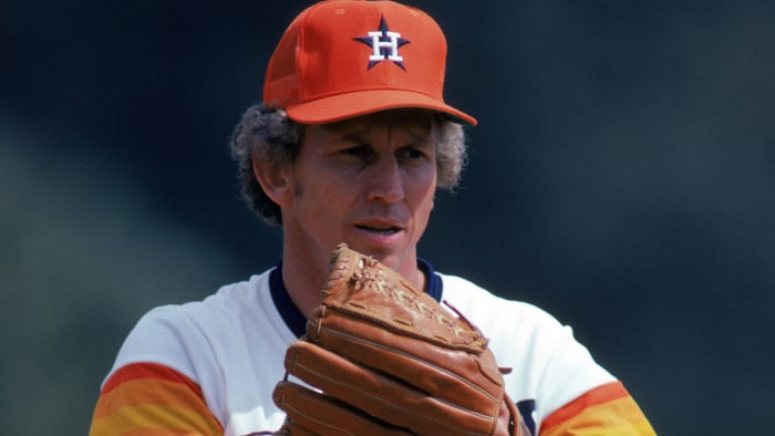 Portrait of Milwaukee Braves pitcher Phil Niekro kneeling on the News  Photo - Getty Images