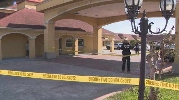 হ্যারিস কাউন্টির কনস্টেবল ডেপুটি মোটেলে ‘দুর্ঘটনাক্রমে’ ব্যক্তির মৃতদেহ খুঁজে পাওয়ার পরে 2 খুনের সন্দেহভাজন গ্রেপ্তার