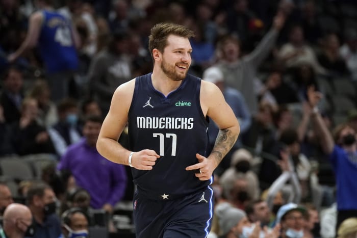Mavericks blow big lead, rally to hold off Lakers 109-104