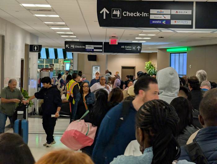 Expect longer lines at Houston airports as DHS shutdown reaches 2 weeks