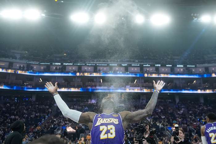 LeBron James scheduled to speak Thursday at Fanatics Fest in NYC, as NBA waits to hear his plans
