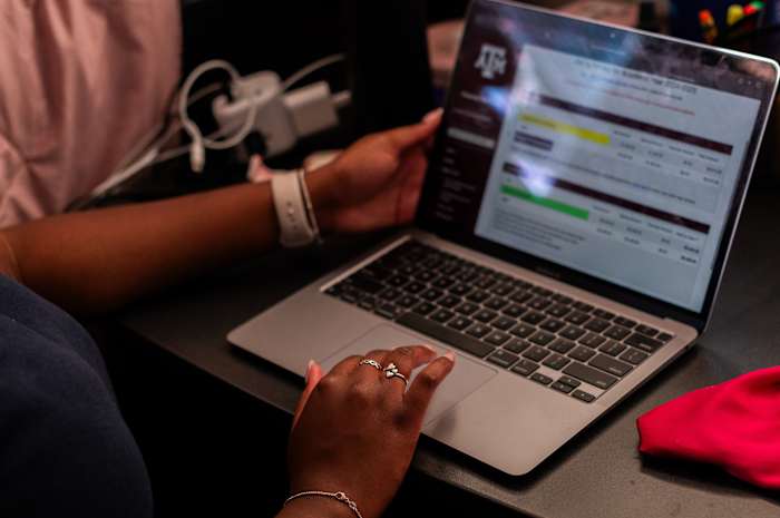 Texas high school students are applying for college financial aid at a record pace