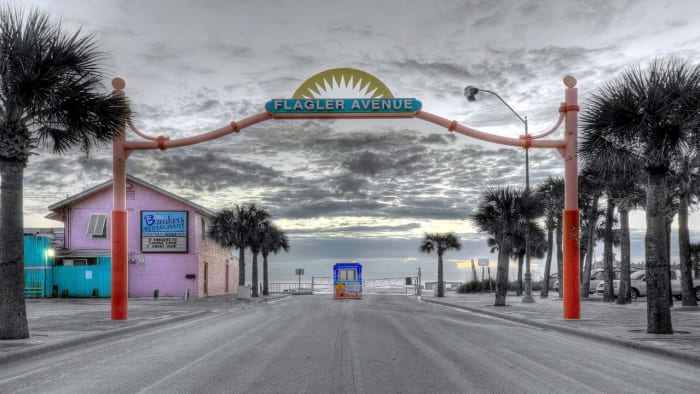 New Smyrna Beach commission considers restricting smoke shops, tattoo parlors