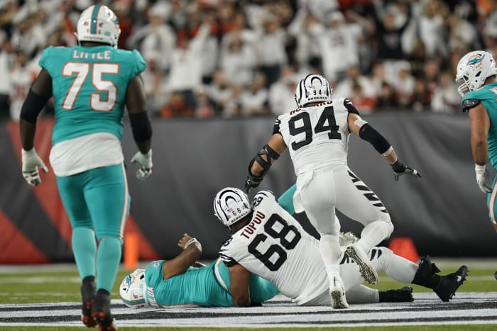 Jets run past Dolphins 40-17, snap 12-game skid vs. AFC East