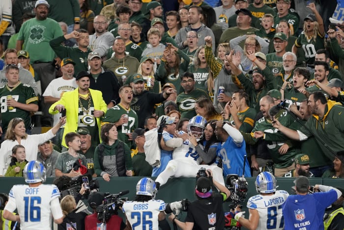 Montgomery runs wild as Lions beat Packers, take early command of NFC North