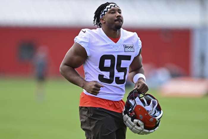 Chubb runs for 2 TDs, Browns blast Burrow, Bengals 32-13