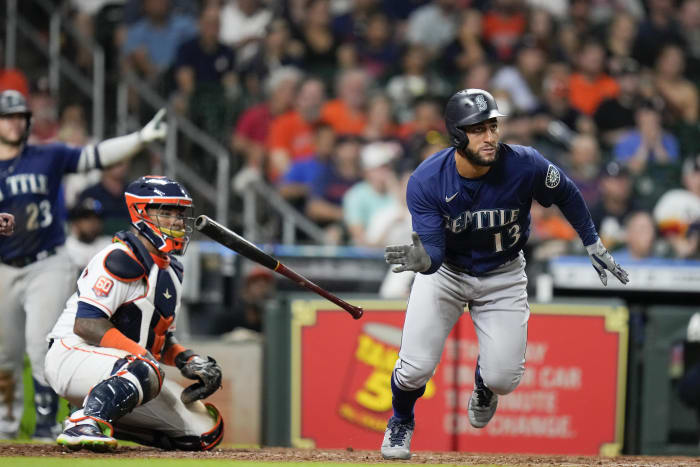 Altuve engages with fan who rushed field for selfie in ALCS