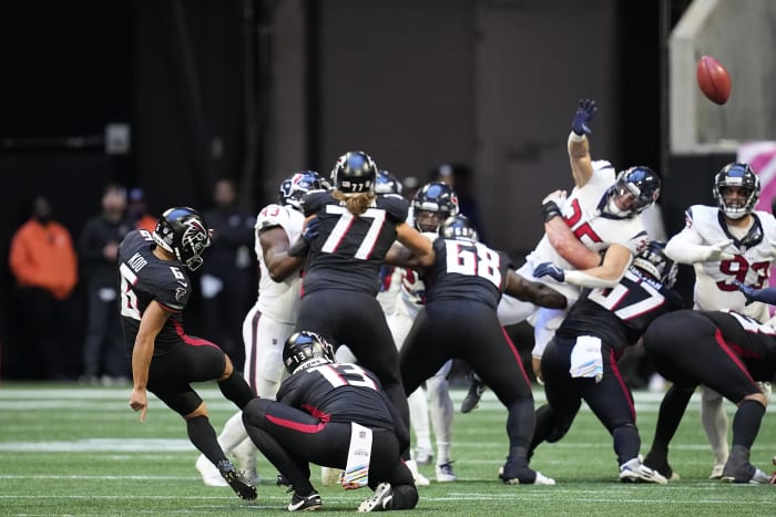 Tyler Allgeier of the Atlanta Falcons breaks loose for a touchdown