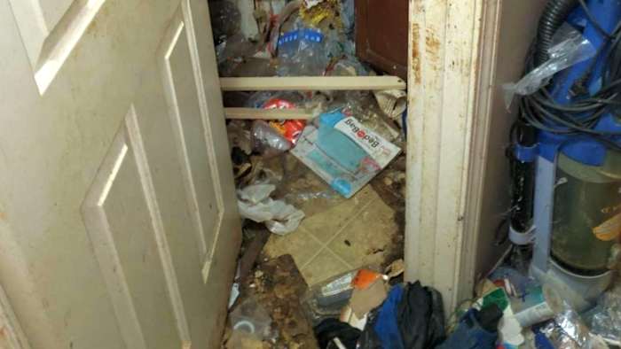 母は汚屋敷住人 = My mother lives in the DIRTY … 3 children abandoned by mother, survived on prepared food left on