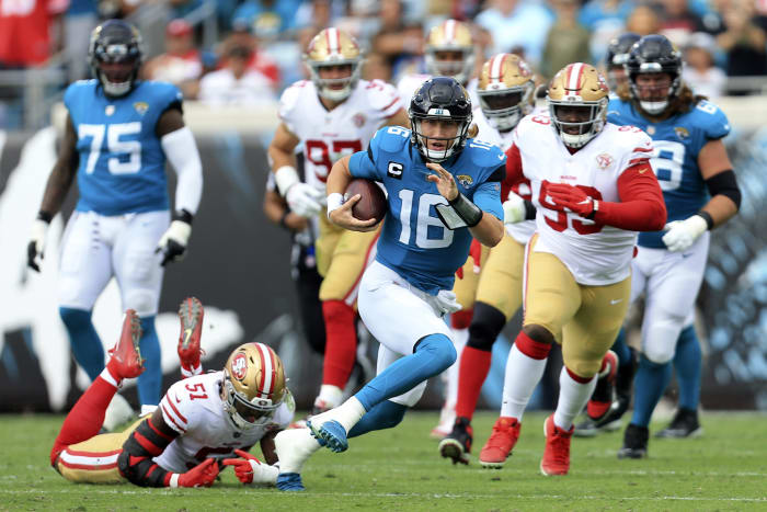 Jacksonville Jaguars cornerback Shaquill Griffin (26) acknowledges fans  before an NFL football game against the Arizona Cardinals, Sunday, Sept.  26, 2021, in Jacksonville, Fla. (AP Photo/Phelan M. Ebenhack Stock Photo -  Alamy