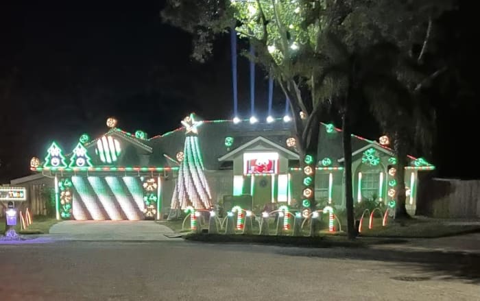 🎄Merry & Bright! Show us your favorite holiday yard display