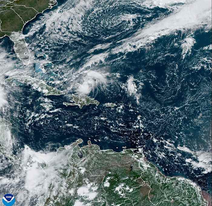 Huracán Oscar toca tierra en Bahamas y se dirige hacia Cuba