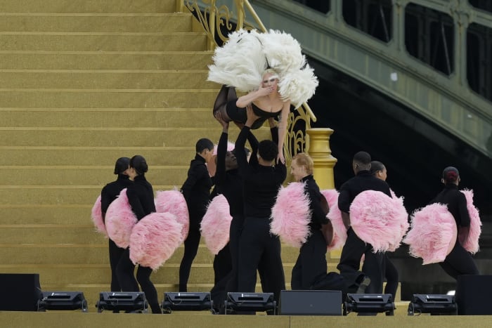 Lady Gaga éblouit les participants à la cérémonie d’ouverture des Jeux olympiques avec une performance française préenregistrée