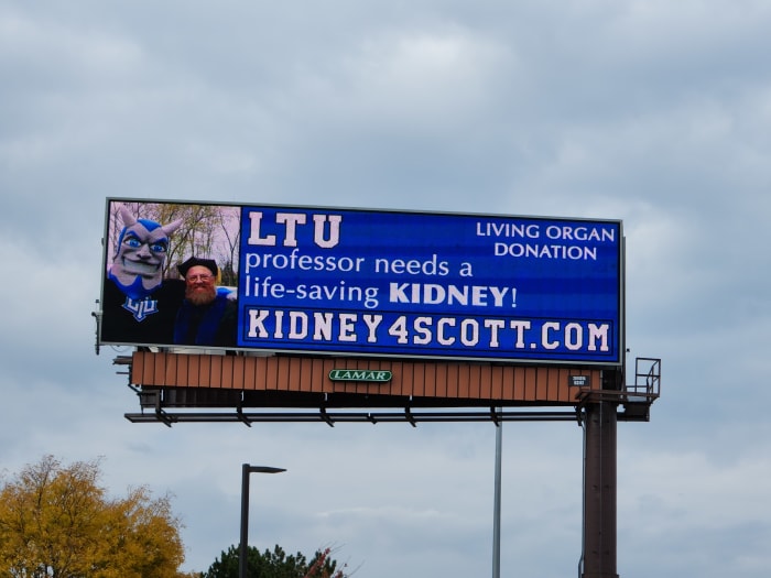 Metro Detroit professor searches for new kidneys through billboards, social media