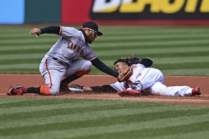 Soler's homer, Pederson's catch lift Braves over Giants 6-5