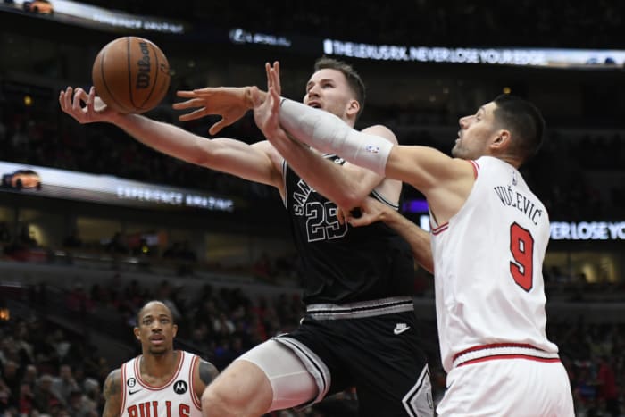 Devin Booker scores 51 points in 3 quarters, Suns rout Bulls