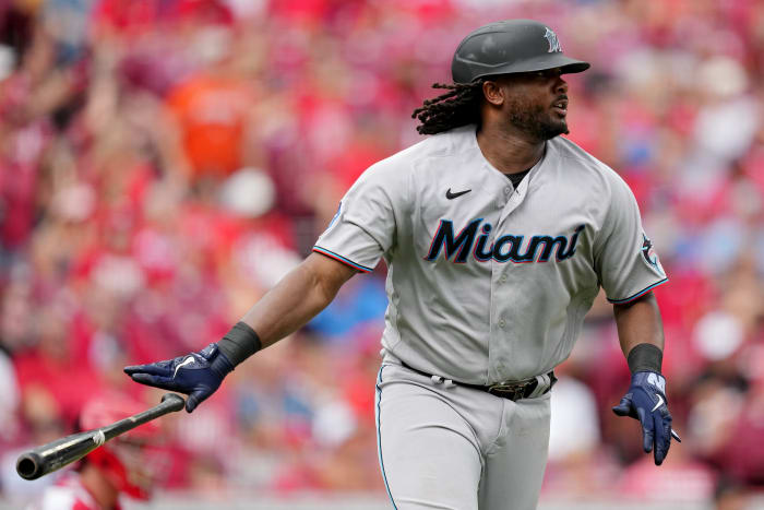 Highlight] The Marlins take the lead with a Bryan De La Cruz homer off  Alexis Diaz in the ninth after being down 4-1 to the Reds. : r/baseball