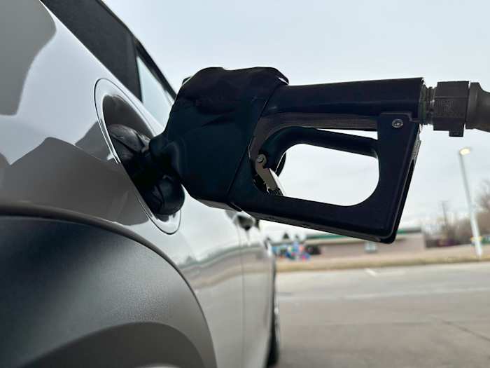 click2houston.com - Wyatte Grantham-Philips - US drivers are seeing lower gas prices this holiday season
