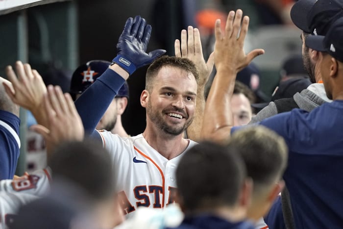 Altuve engages with fan who rushed field for selfie in ALCS