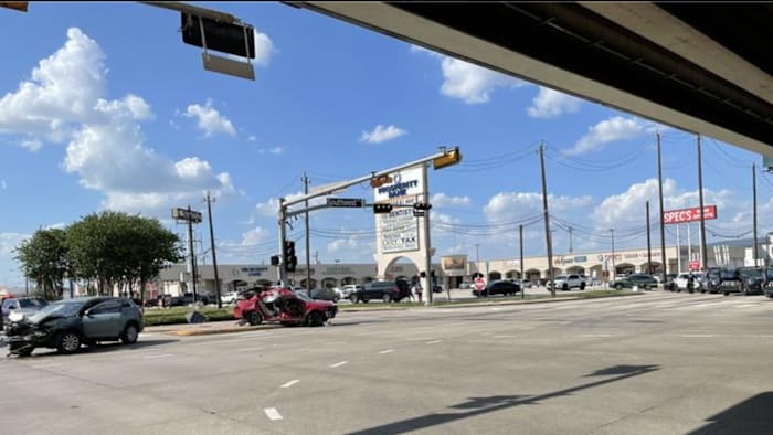 3 people hospitalized after major crash in SW Houston