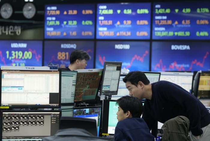 アジア株はウォールストリートの上昇を追跡し、日本のインフレは鈍化しています。