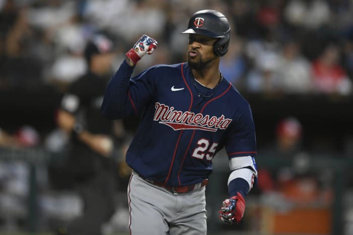 Twins rout Rangers 12-2