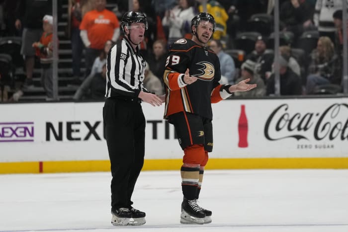 Zegras' over-the-net flip lifts Ducks over Sabres, 2-0