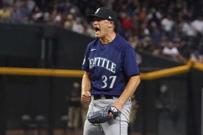 Rodriguez's 17-hit deluge helps put the plucky Mariners back in the AL  playoff race