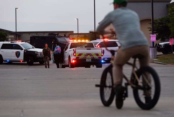 Gunman kills 8 people at a North Texas outlet mall - Vimarsana News
