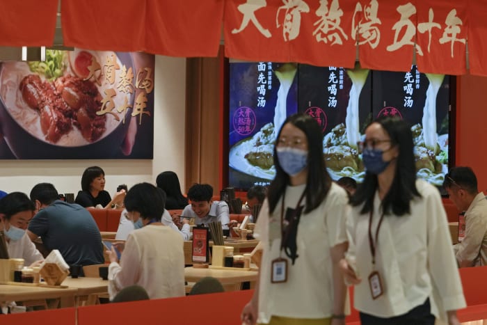 Beijing reopens restaurants as new COVID-19 cases drop Beijing reopens restaurants as new COVID-19 cases drop