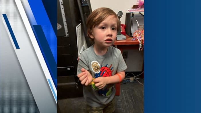 Police looking for parents of 3-year-old boy found in Live Oak