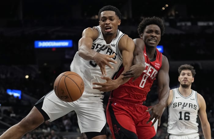 Los Angeles, California, USA. 14th Feb, 2023. Los Angeles Clippers forward Paul  George (13) drives against Golden State Warriors guard Jordan Poole (3)  during an NBA game Tuesday, Feb. 14, 2023 in