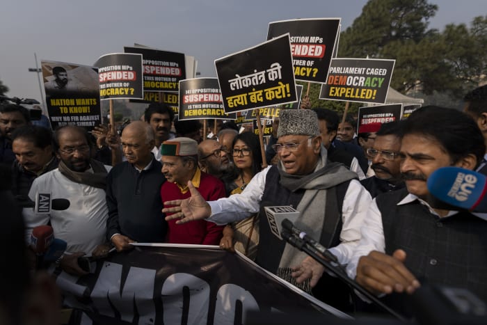 Oppositionsabgeordnete in Indien protestierten gegen die Entscheidung der Regierung, ihre Mitgliedschaft im Parlament auszusetzen