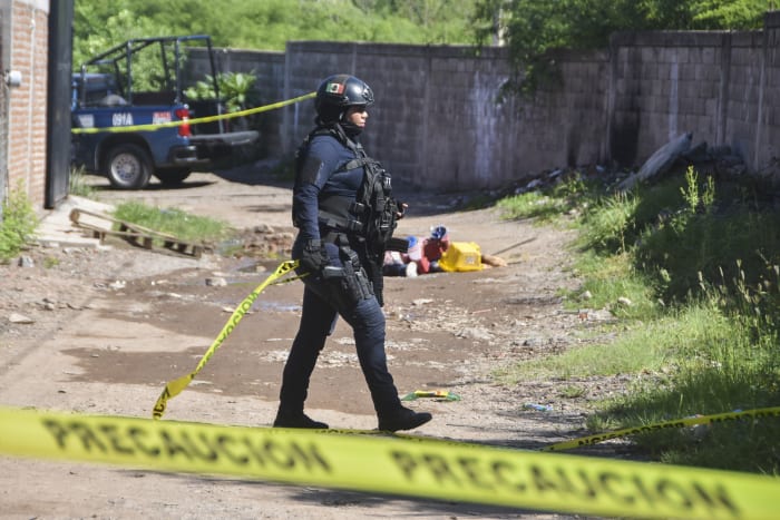 At least 30 killed as factions of the Sinaloa Cartel clash in northern Mexico thumbnail