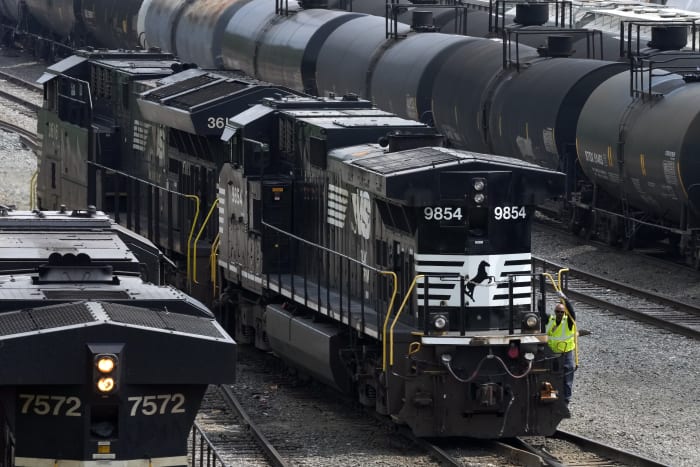 Investors trying to take control of Norfolk Southern railroad pick up key support - Vimarsana News