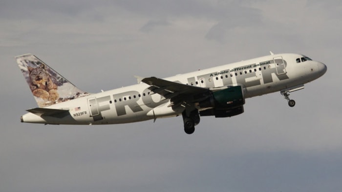 REPORT: Woman pulls pants down in aisle during Florida flight to relieve herself