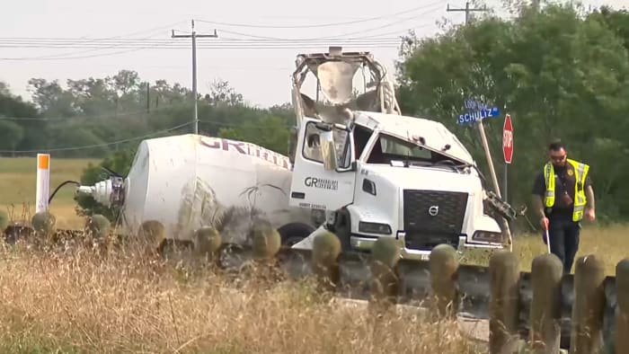 Deadly crash involving concrete truck shuts down Loop 1604 in SE Bexar County – KSAT San Antonio