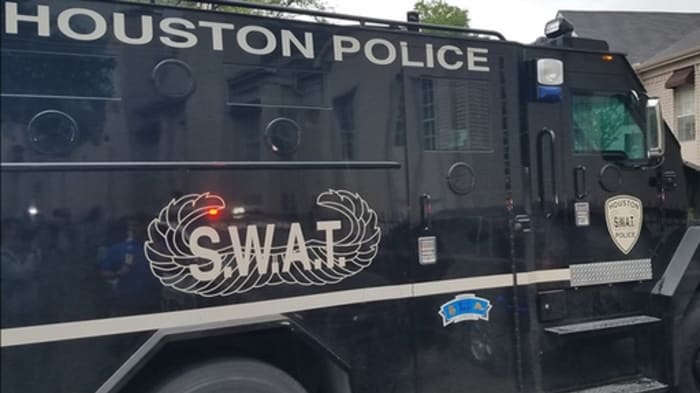 HPD: SWAT team responds to disturbance near Midtown, woman believed to be barricaded inside