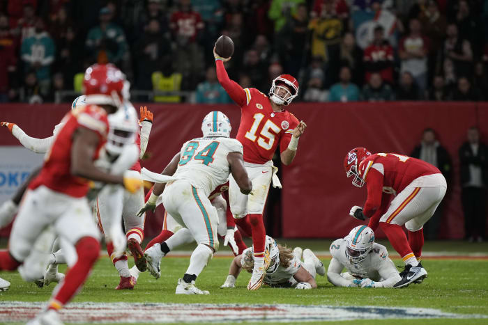 Mahomes throws a touchdown pass as Chiefs roll to 38-10 preseason win over  the Cardinals