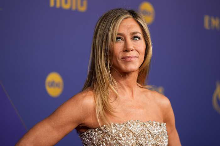 La policía dice que alguien que cayó en la puerta principal de Jennifer Aniston está acusado de acoso y vandalismo La policía dice que alguien que cayó en la puerta principal de Jennifer Aniston está acusado de acoso y vandalismo