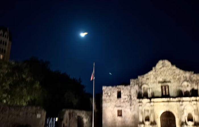 Die Videos zeigen ein massives helles Licht, das über den Himmel von Texas gesehen wird;  Fireball wurde auch in zwei anderen Staaten gesehen