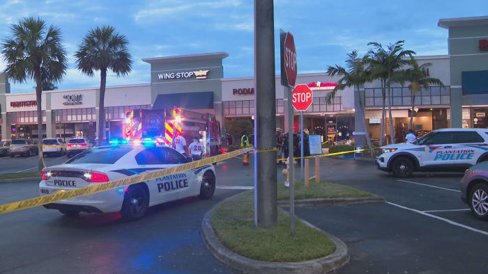 20 injured when car slams into Florida restaurant